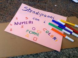 Stendipanni con numeri, forme e colori